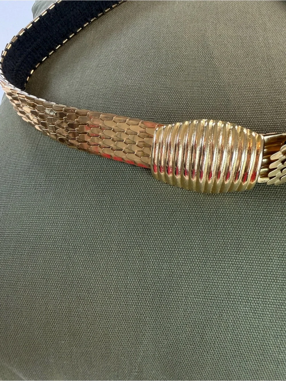 Vintage Gold Tone Stretch Fish Scale Belt Ribbed Oval Buckle